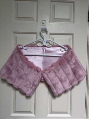 Great Faux Fur pink textured shawl shoulder wrap